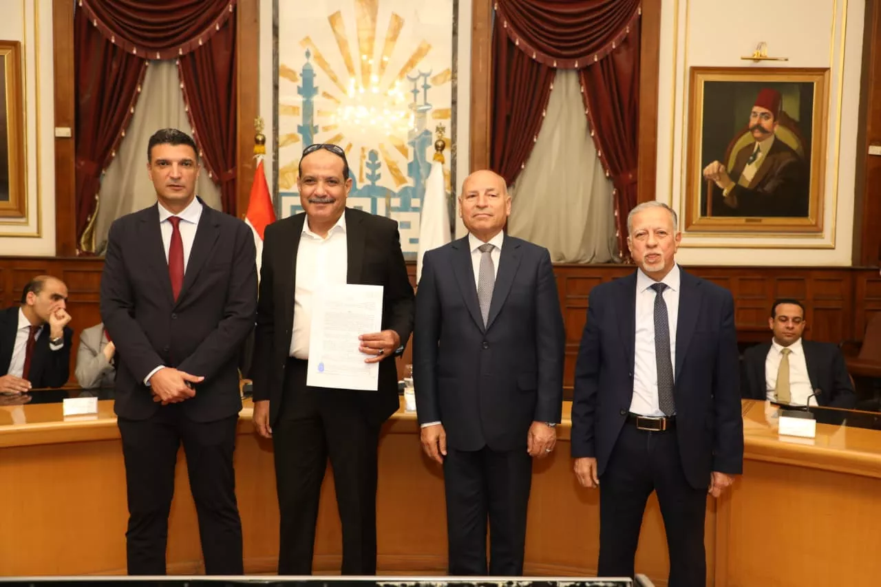 تسليم عقود تقنين أوضاع لمصانع وورش بمنطقة شق الثعبان