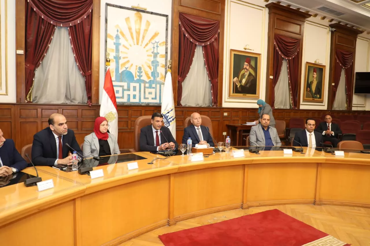 تسليم عقود تقنين أوضاع لمصانع وورش بمنطقة شق الثعبان