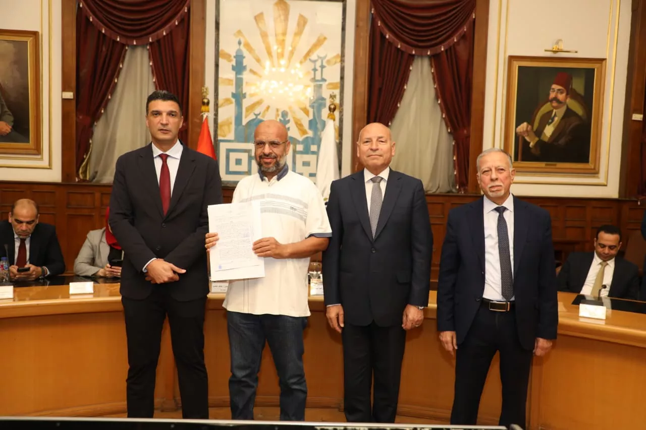 تسليم عقود تقنين أوضاع لمصانع وورش بمنطقة شق الثعبان