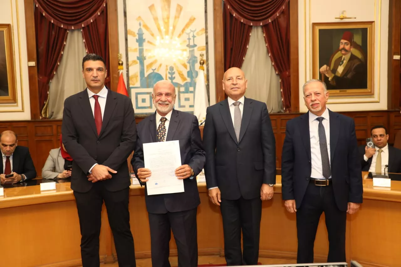 تسليم عقود تقنين أوضاع لمصانع وورش بمنطقة شق الثعبان