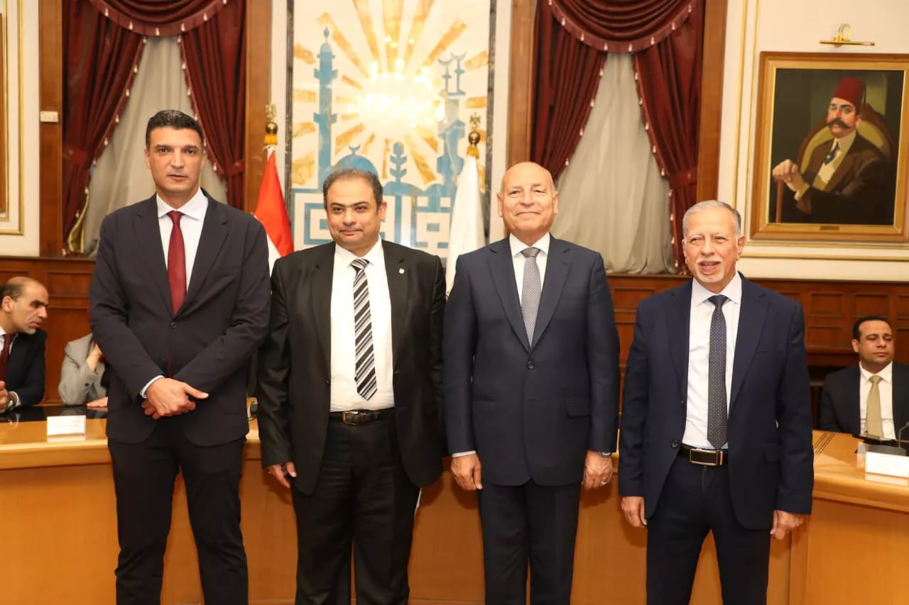 تسليم عقود تقنين أوضاع لمصانع وورش بمنطقة شق الثعبان