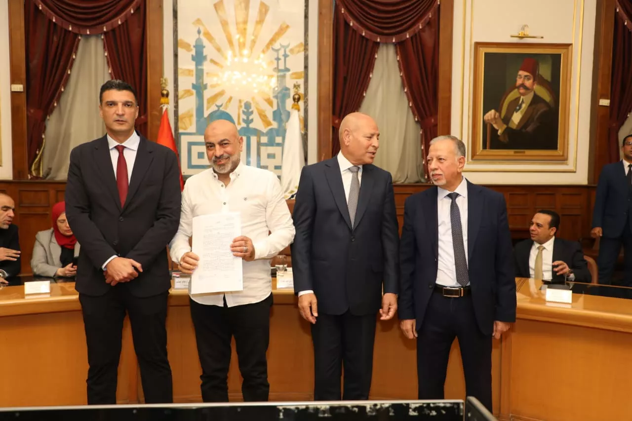 تسليم عقود تقنين أوضاع لمصانع وورش بمنطقة شق الثعبان