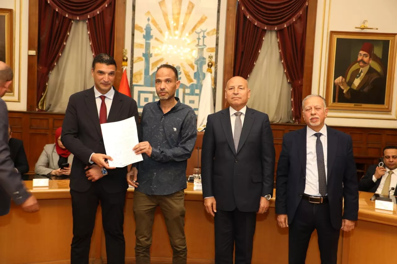 تسليم عقود تقنين أوضاع لمصانع وورش بمنطقة شق الثعبان