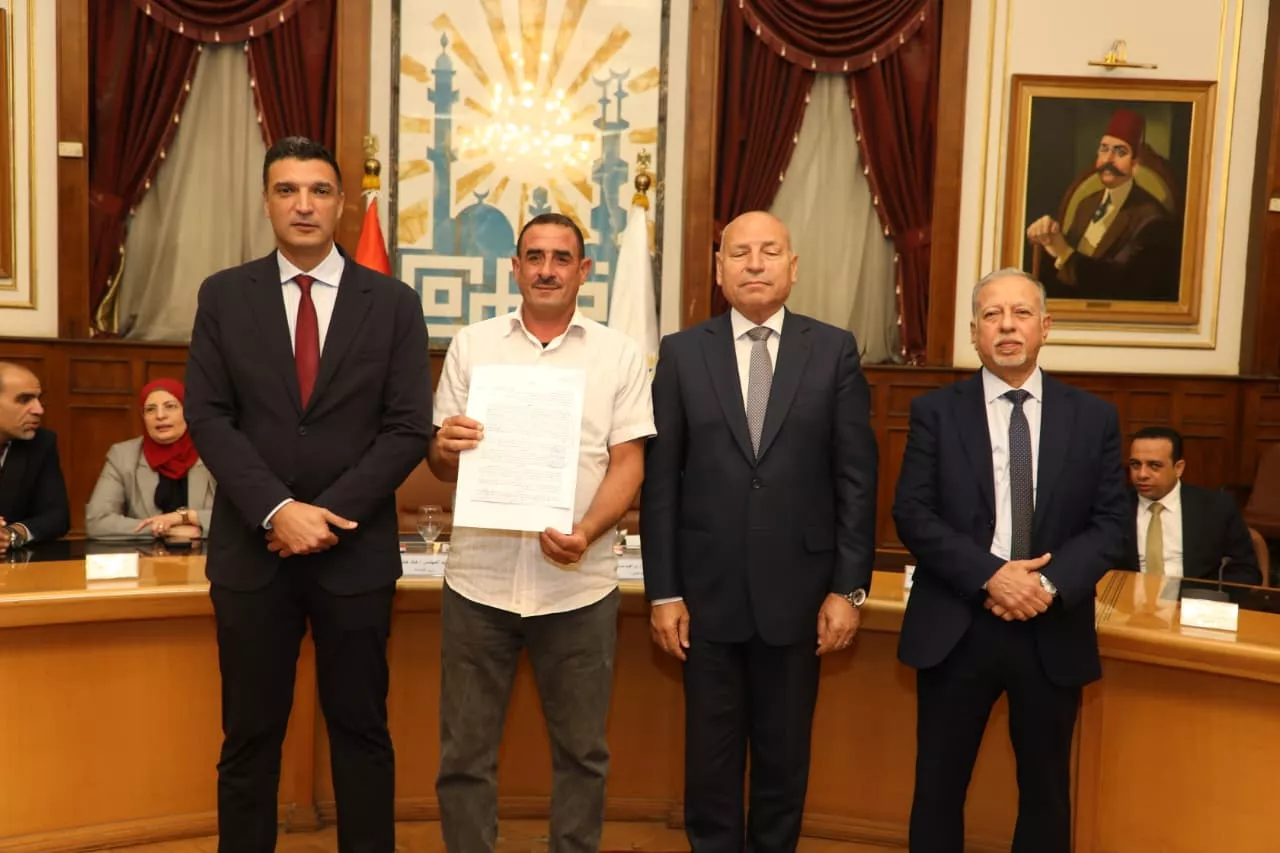 تسليم عقود تقنين أوضاع لمصانع وورش بمنطقة شق الثعبان