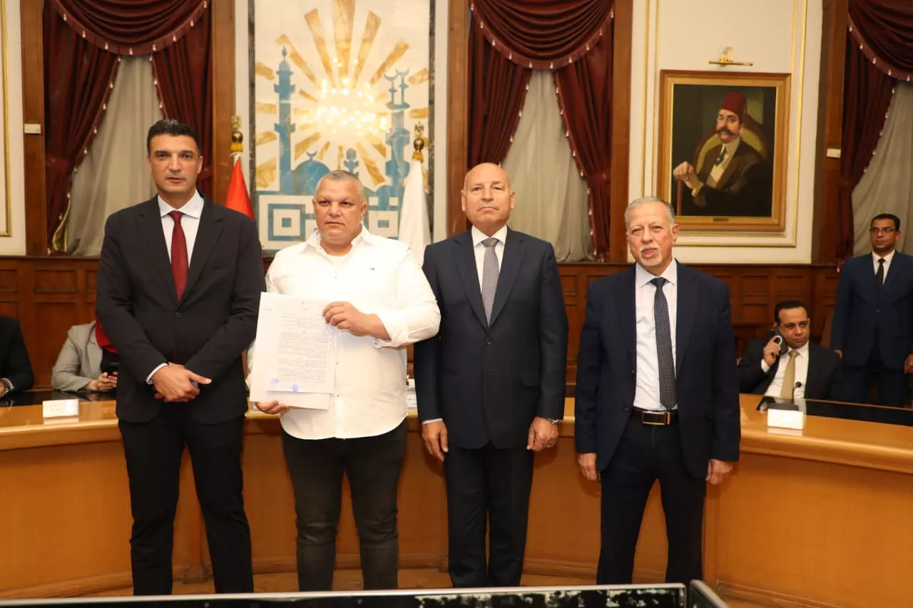 تسليم عقود تقنين أوضاع لمصانع وورش بمنطقة شق الثعبان