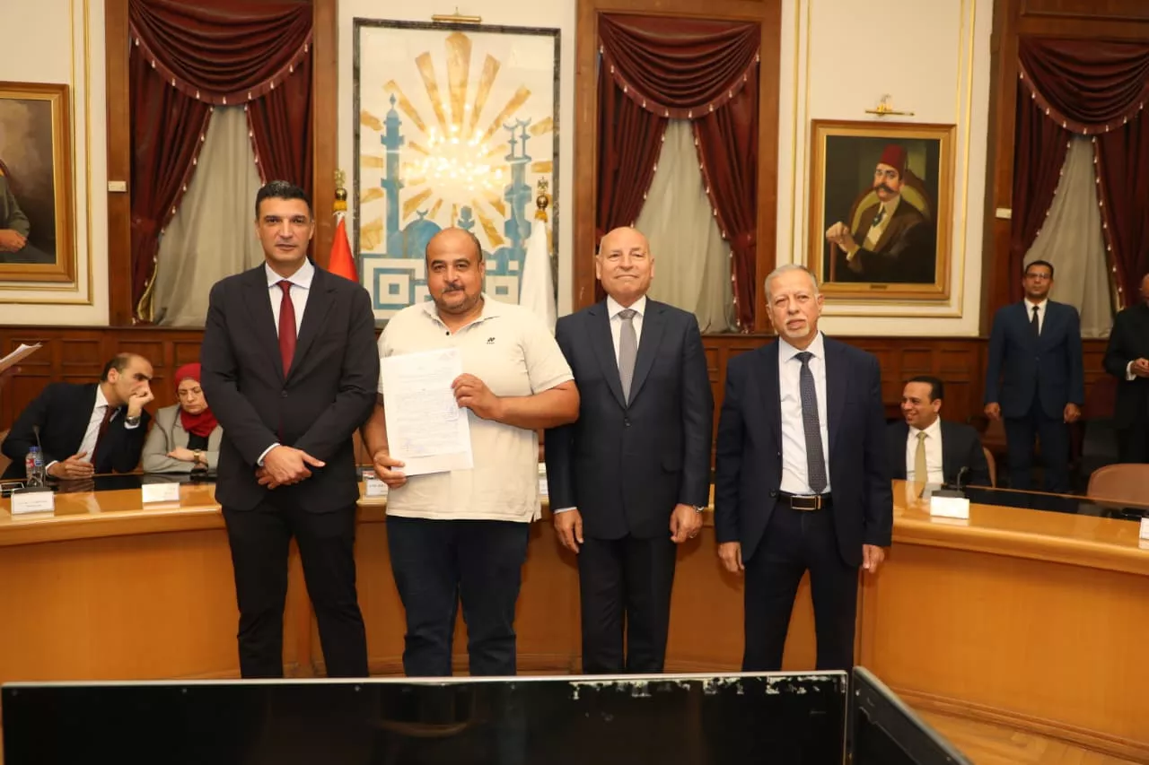 تسليم عقود تقنين أوضاع لمصانع وورش بمنطقة شق الثعبان