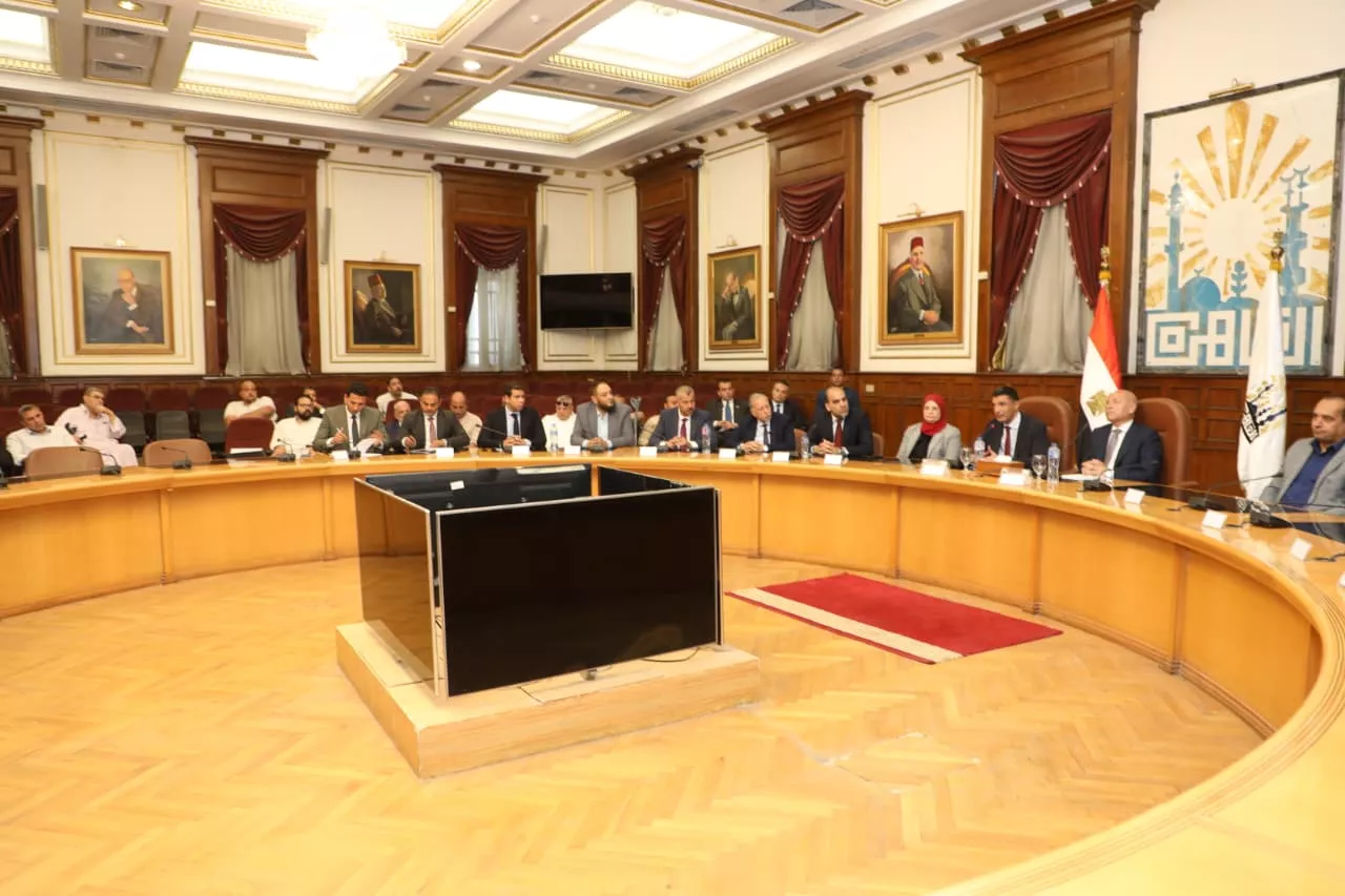 تسليم عقود تقنين أوضاع لمصانع وورش بمنطقة شق الثعبان