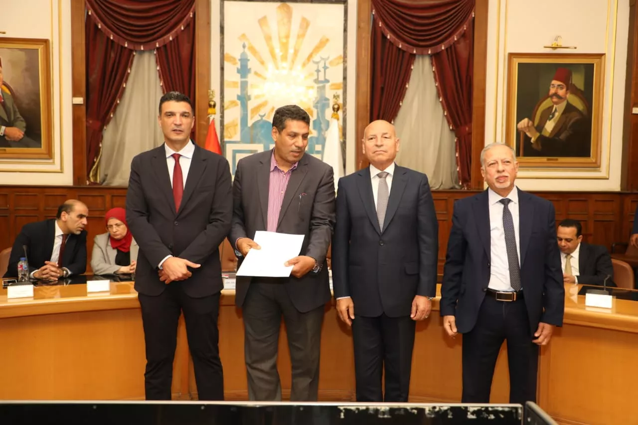 تسليم عقود تقنين أوضاع لمصانع وورش بمنطقة شق الثعبان