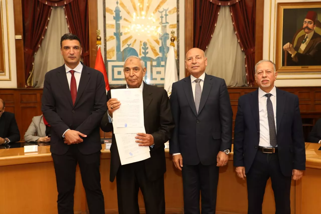 تسليم عقود تقنين أوضاع لمصانع وورش بمنطقة شق الثعبان