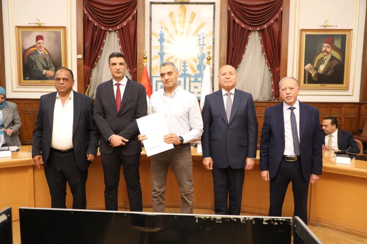 تسليم عقود تقنين أوضاع لمصانع وورش بمنطقة شق الثعبان