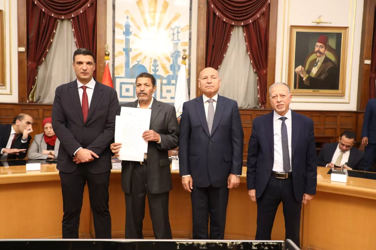 تسليم عقود تقنين أوضاع لمصانع وورش بمنطقة شق الثعبان