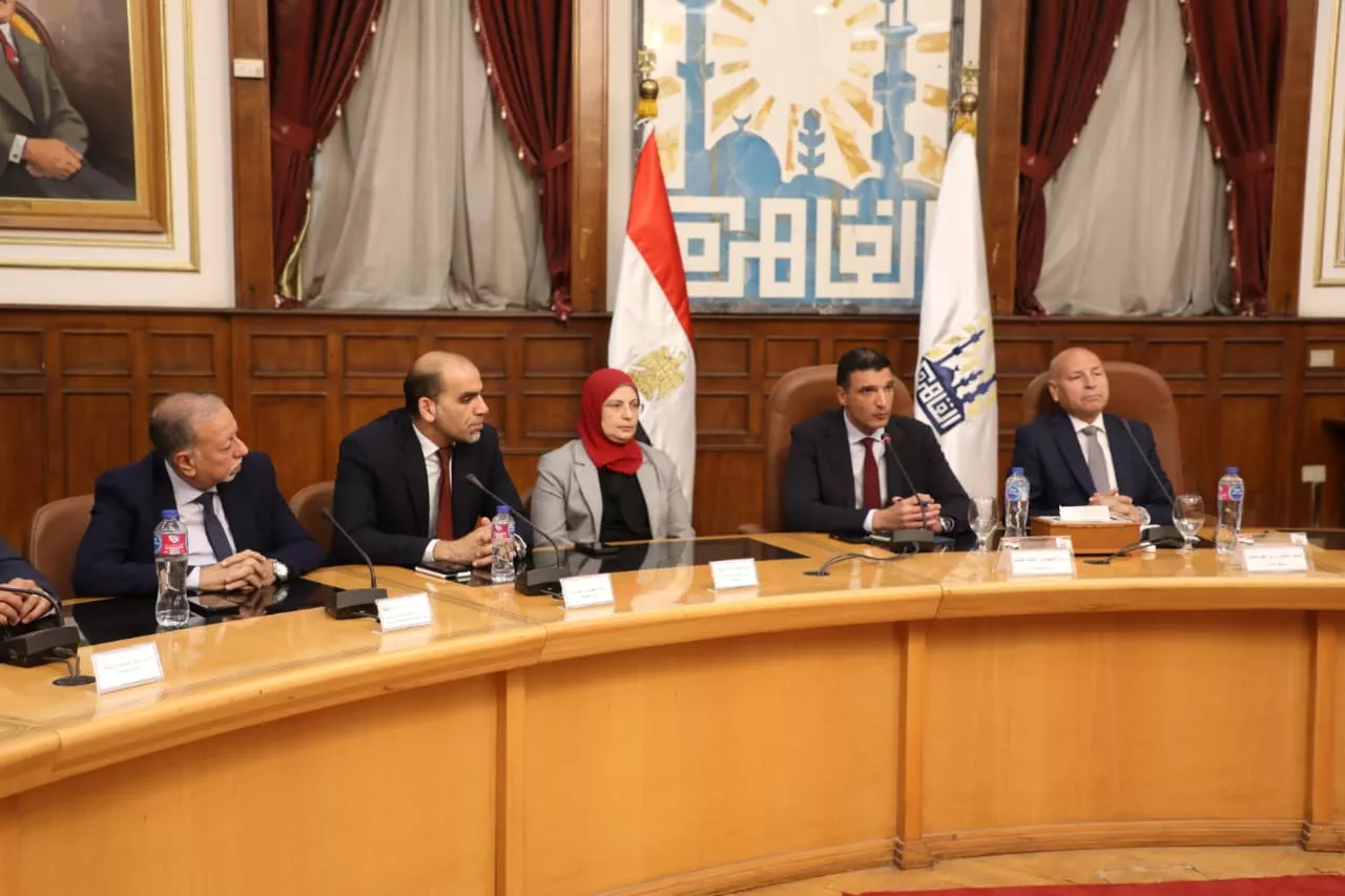 تسليم عقود تقنين أوضاع لمصانع وورش بمنطقة شق الثعبان