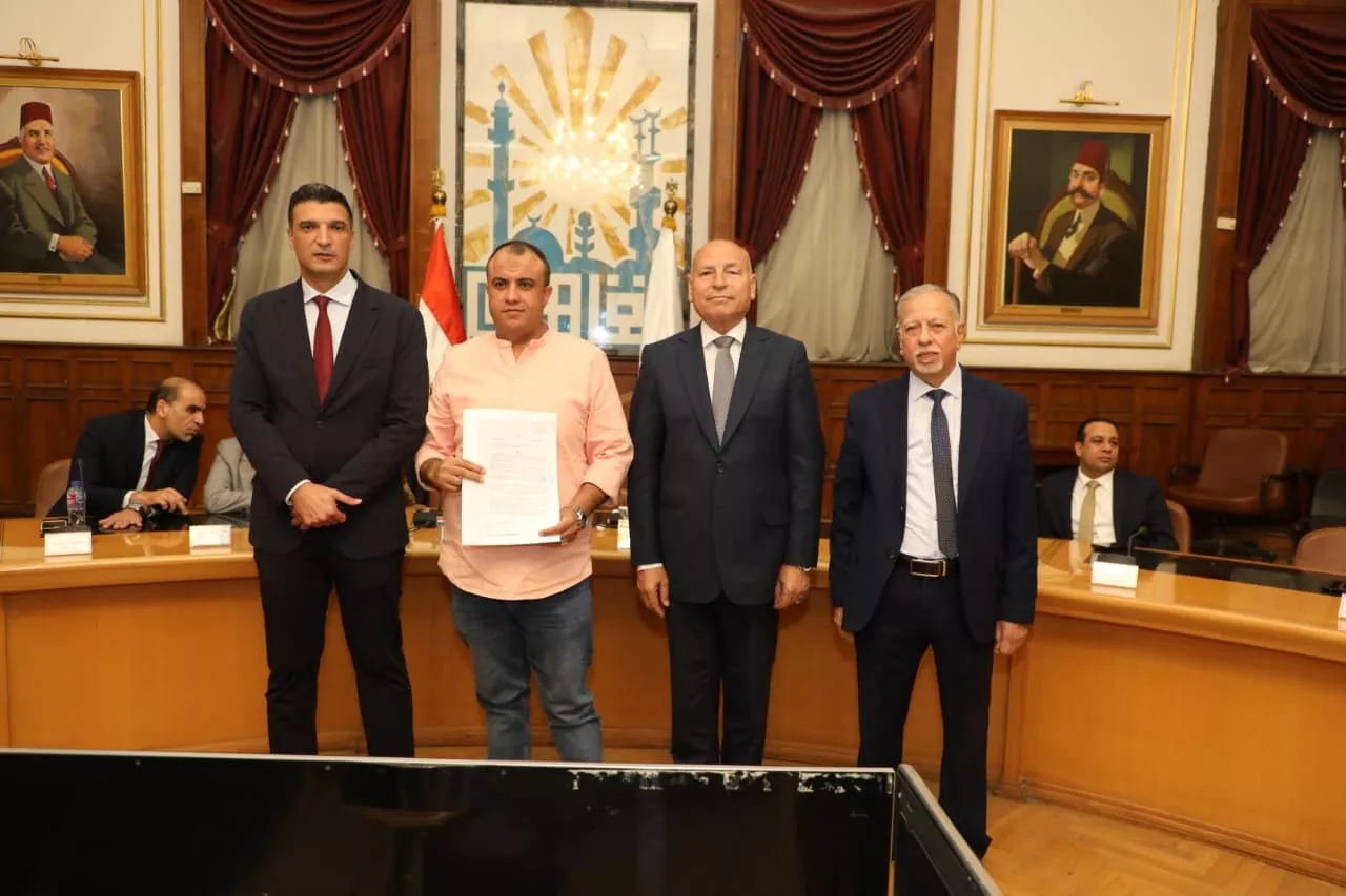 تسليم عقود تقنين أوضاع لمصانع وورش بمنطقة شق الثعبان