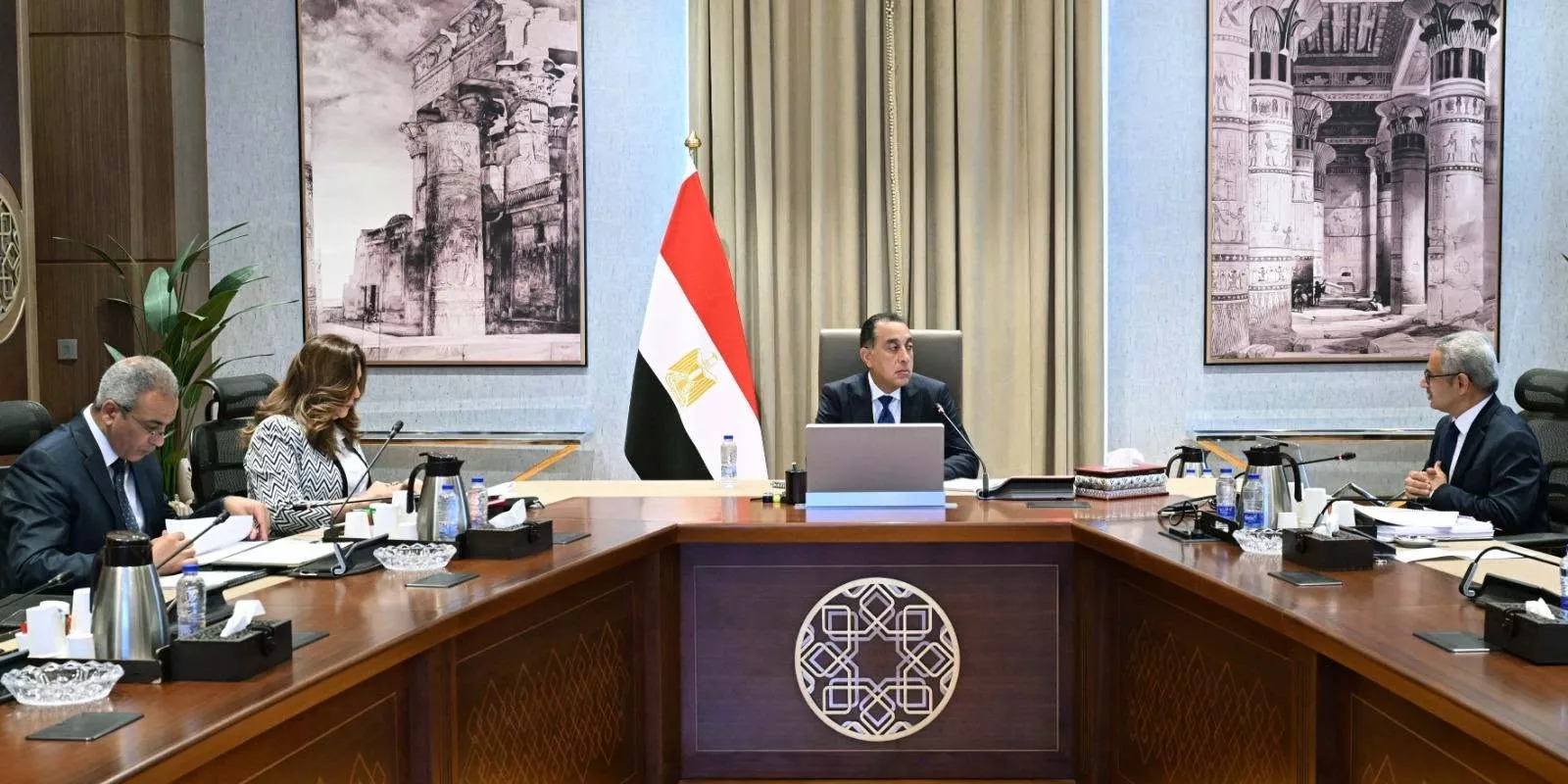 رئيس الوزراء يستعرض الموقف التنفيذي للمشروعات الخدمية والتنموية