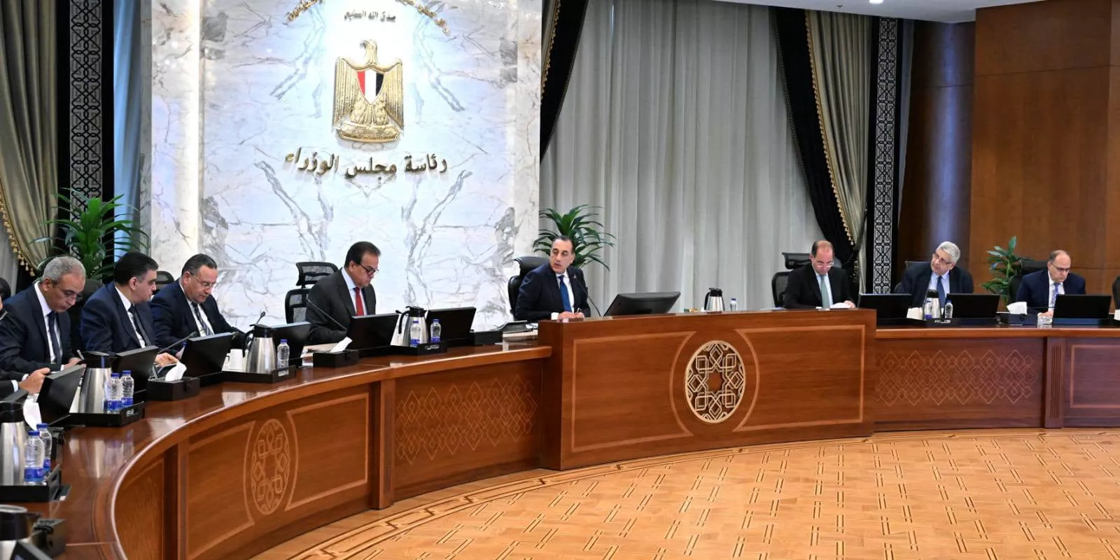 رئيس الوزراء يتابع موقف توافر مخزون من الأدوية