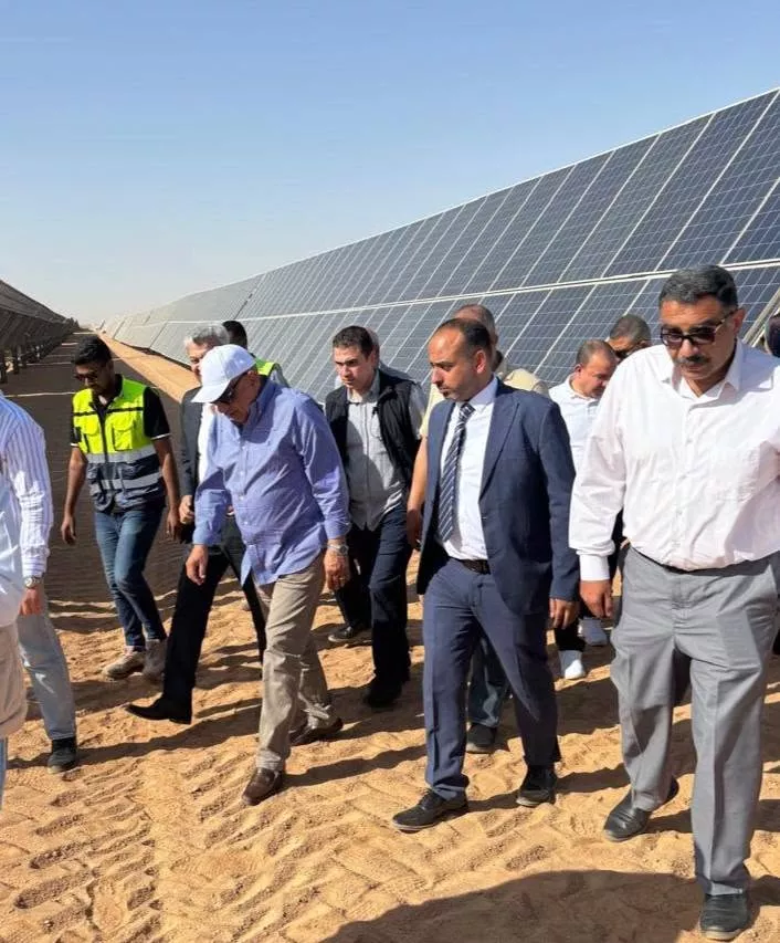 وزير الكهرباء في زيارة ميدانية إلى مجمع بنبان للطاقة الشمسية