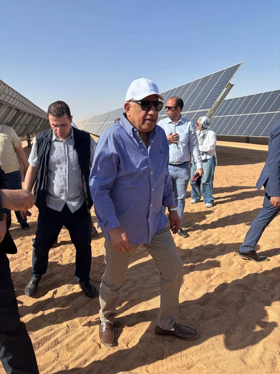 وزير الكهرباء في زيارة ميدانية إلى مجمع بنبان للطاقة الشمسية
