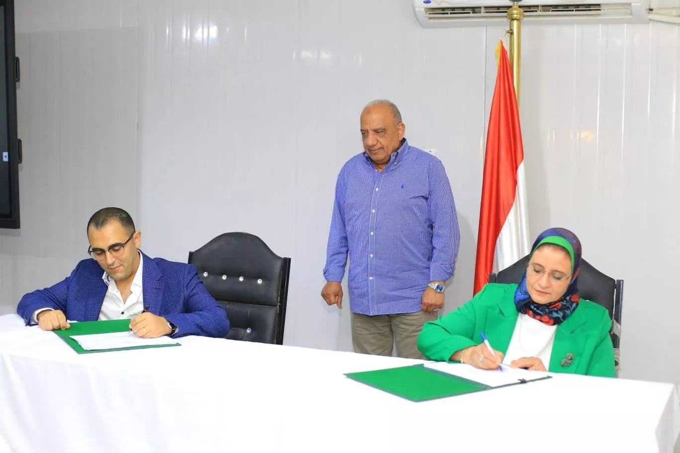 وزير الكهرباء في زيارة ميدانية إلى مجمع بنبان للطاقة الشمسية