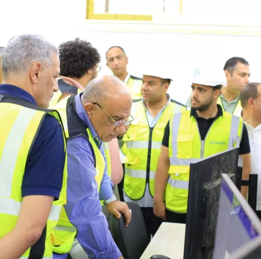 وزير الكهرباء في زيارة ميدانية إلى مجمع بنبان للطاقة الشمسية