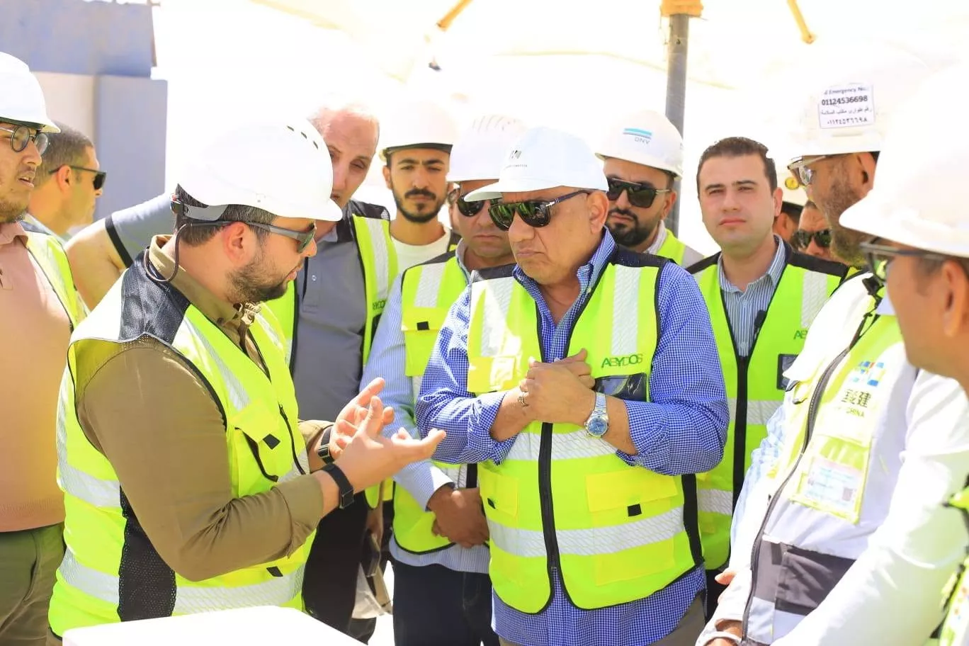 وزير الكهرباء في زيارة ميدانية إلى مجمع بنبان للطاقة الشمسية