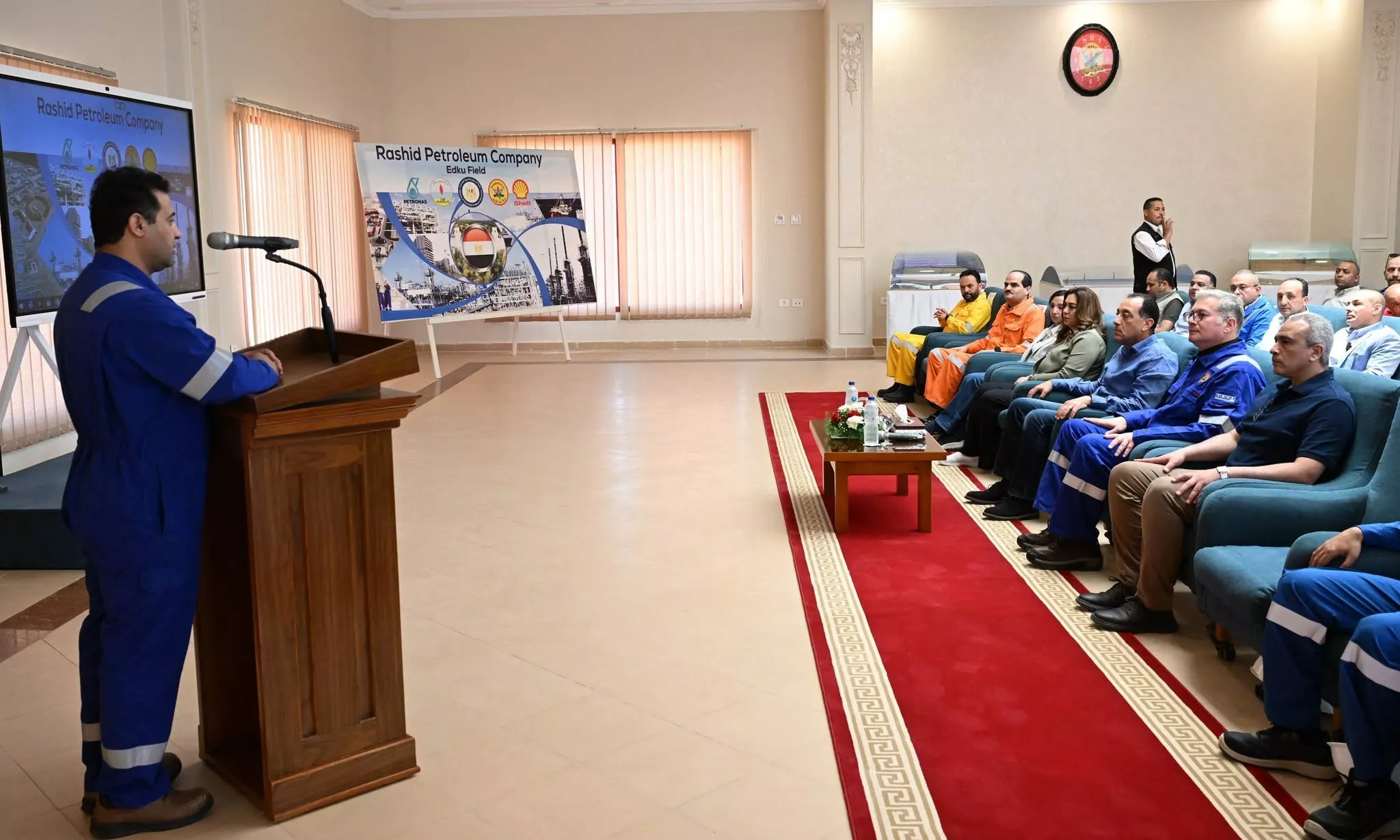 مدبولي يتفقد مواقع إنتاج الغاز الطبيعي بمنطقة غرب الدلتا