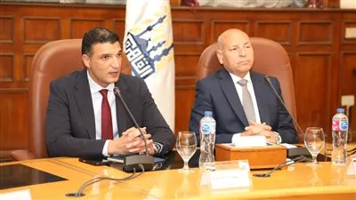 تسليم 43 عقد تقنين أوضاع لمصانع وورش بمنطقة شق الثعبان الصناعية
