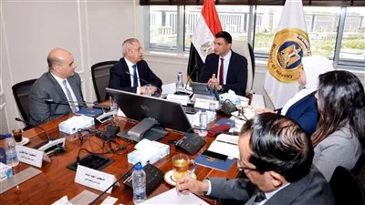 «الصناعة» تبحث التعاون مع «الأكاديمية العربية» بمجالات البحث العلمي ودعم المشروعات الناشئة