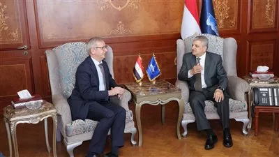 رئيس «قناة السويس» يبحث مع السفير الأيرلندي سُبل تعزبز التعاون المشترك