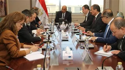 وزير «الكهرباء» يبحث التعاون مع «الأوروبى لإعادة الإعمار» لدعم الشبكة الموحدة