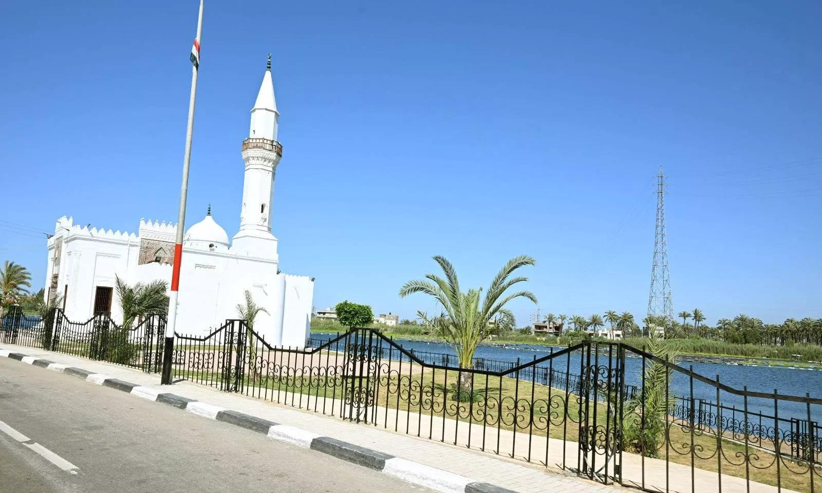 رئيس الوزراء يستعرض أعمال تطوير كورنيش مدينة رشيد