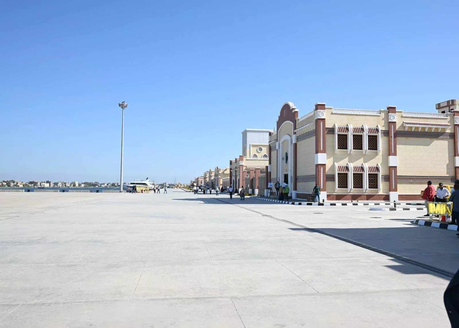 رئيس الوزراء يتفقد أعمال تطوير ميناء رشيد