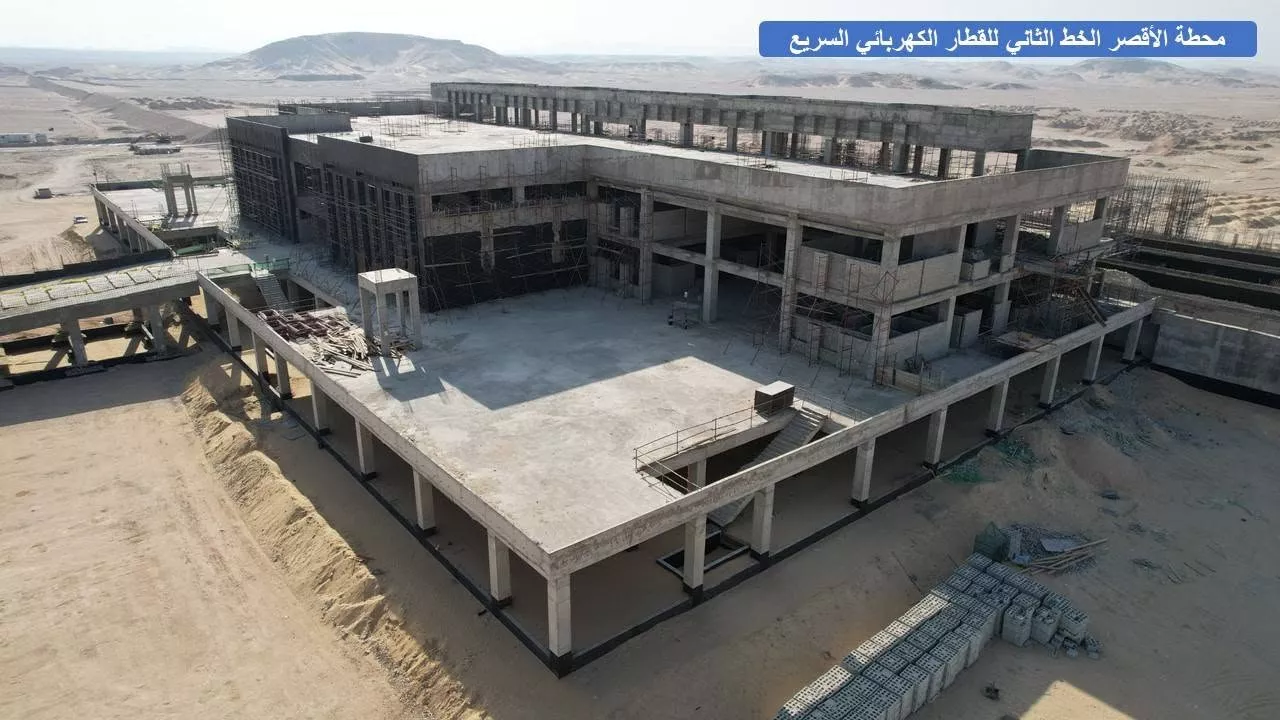 وزير النقل يتفقد محطات ومسار الخط الثاني من شبكة القطار السريع