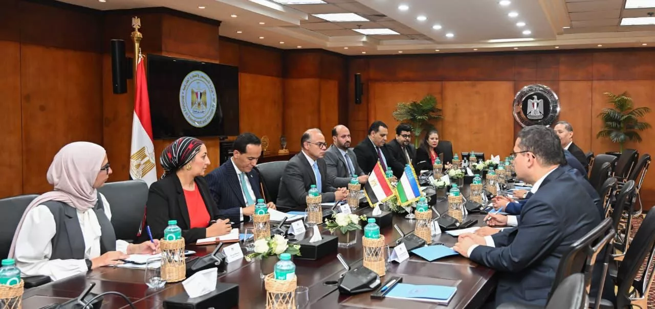 وزير الاستثمار يجتمع مع وزير خارجية أوزبكستان