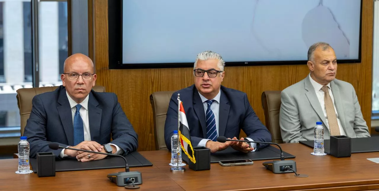 رئيس اقتصادية قناة السويس يشهد توقيع مشروع شركة أفيلون الكندية لصناعة المنسوجات