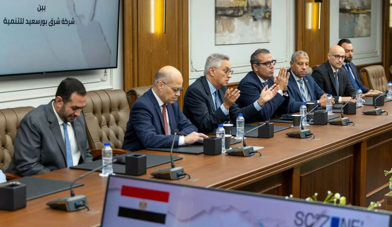 رئيس اقتصادية قناة السويس يشهد توقيع مشروع شركة أفيلون الكندية لصناعة المنسوجات