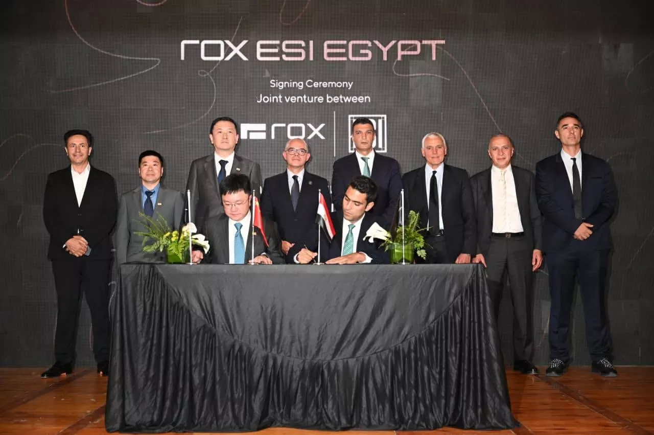 وزير الصناعة يشهد توقيع اتفاقية بين مجموعة عز العرب السويدي وشركة ROX Motor