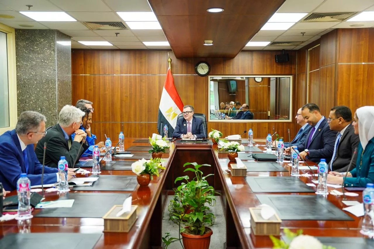 وزير التخطيط يجتمع مع المدير الإقليمي للبنك الدولي