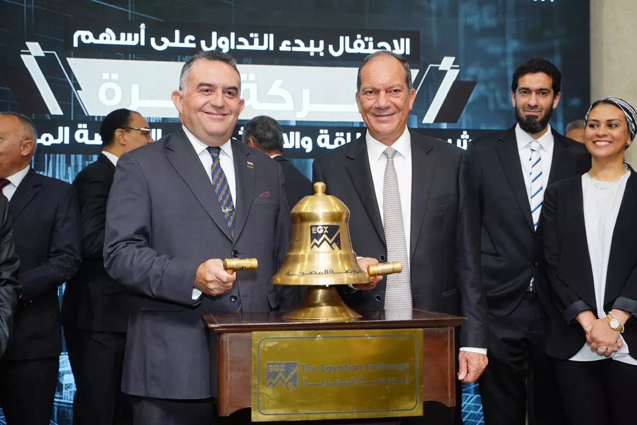 عمر رضوان يشارك قيادات شركة قرة في فعالية قرع الجرس