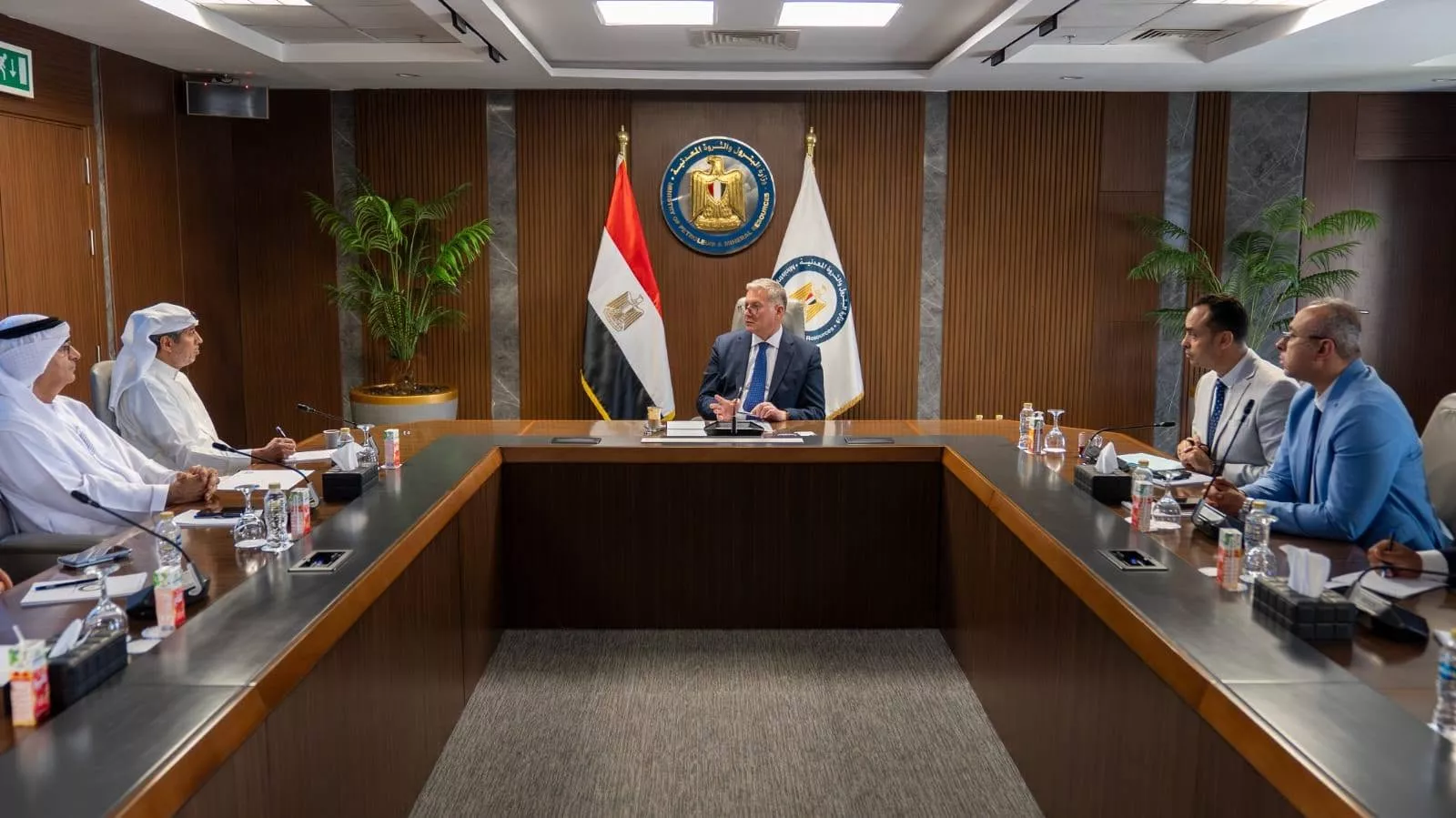 وزير البترول يجتمع مع وفد من دولة الإمارات العربية المتحدة 