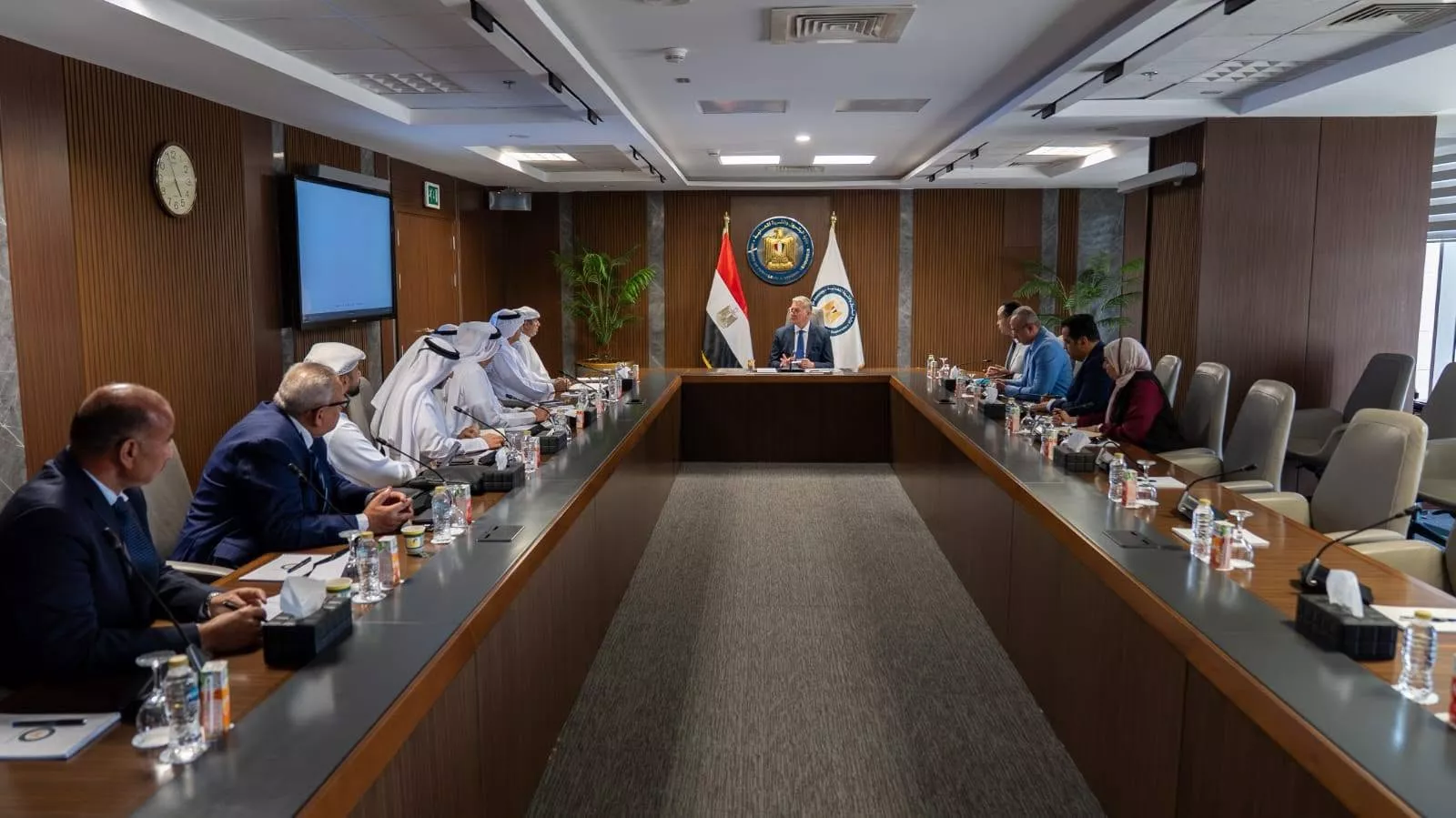 وزير البترول يجتمع مع وفد من دولة الإمارات العربية المتحدة 