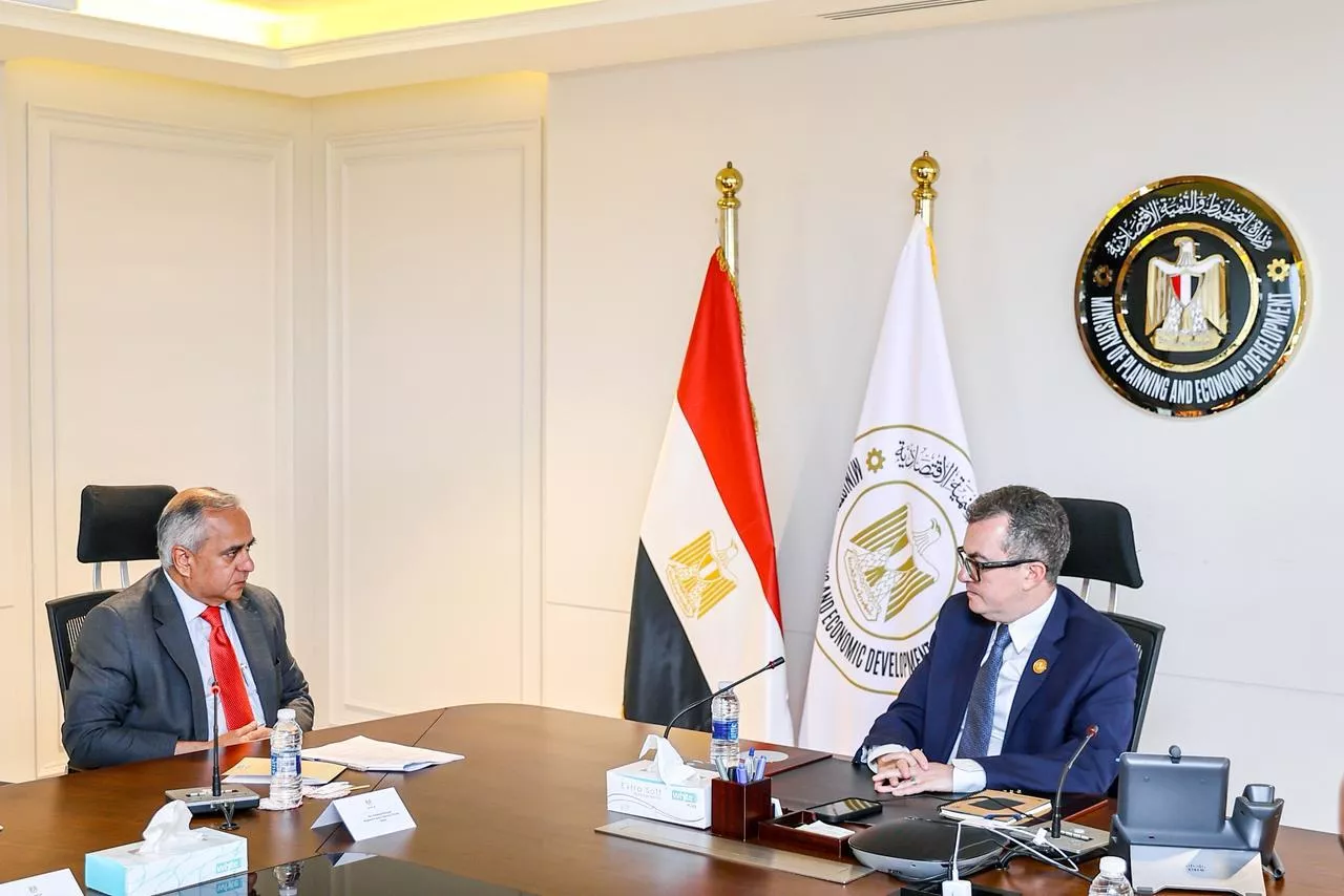 وزير التخطيط يجتمع مع وفد البنك الدولي