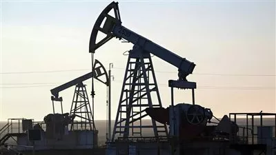 تراجع أسعار النفط مع تقييم احتمالات عودة الإمدادات عبر مضيق هرمز
