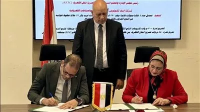 «الكهرباء» توقع عقدًا لتفريغ 750 ميجاوات من مشروعات طاقة الرياح بخليج السويس