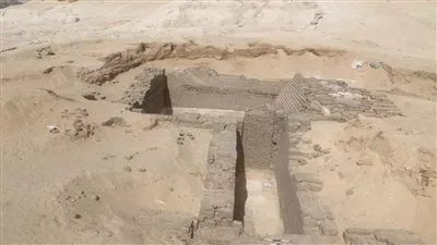 العثور على مقبرتين من العصر العتيق بجبل الطير في المنيا