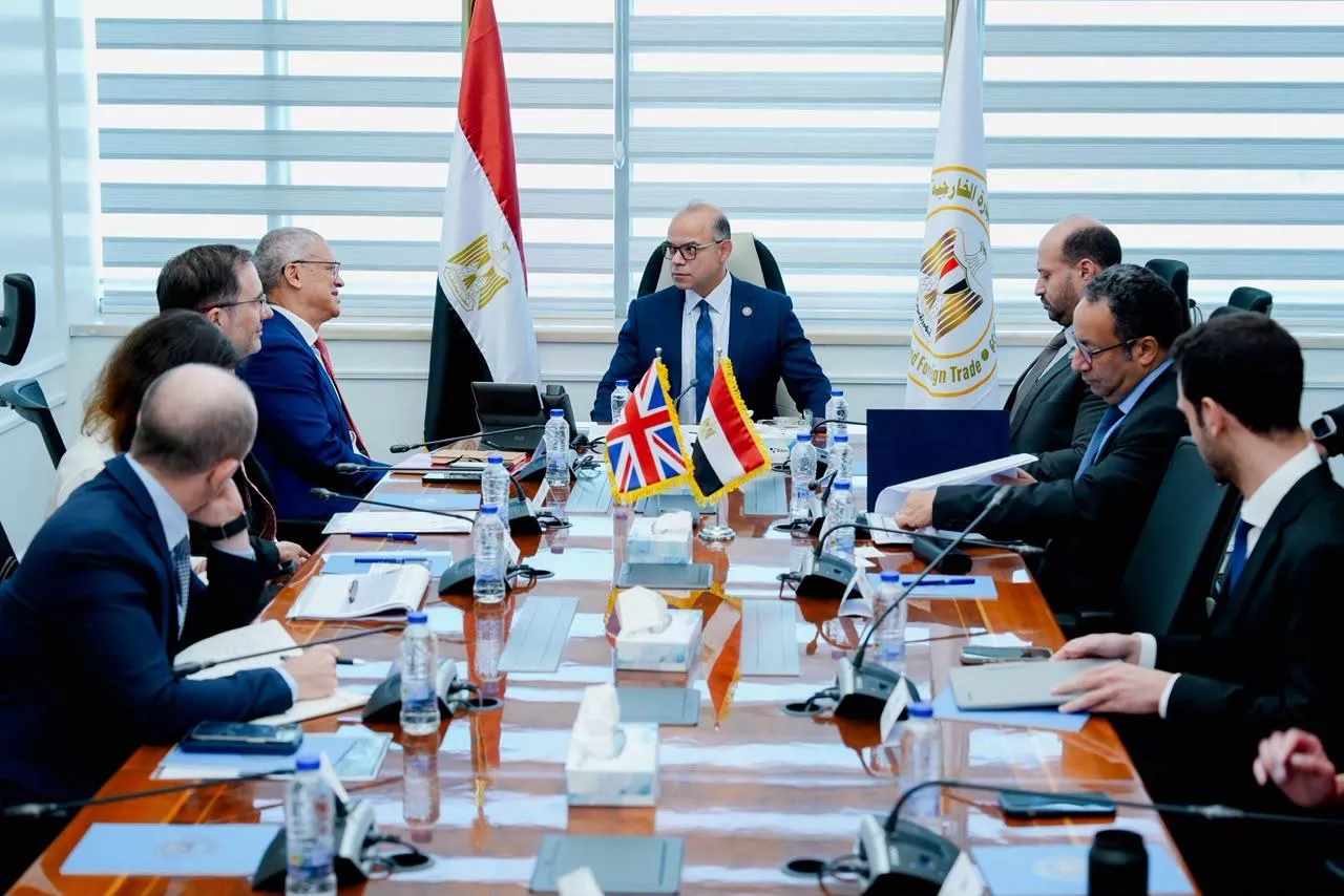 وزير الاستثمار مع رئيس مؤسسة الاستثمار البريطانية الدولية