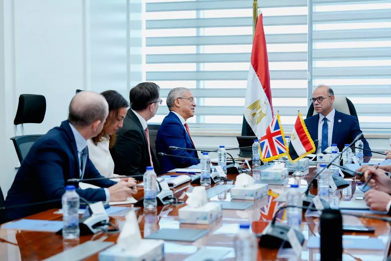 وزير الاستثمار مع رئيس مؤسسة الاستثمار البريطانية الدولية