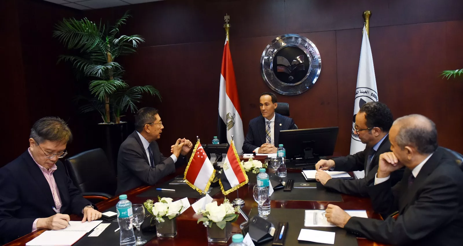 رئيس الهيئة العامة للاستثمار وسفير جمهورية سنغافورة