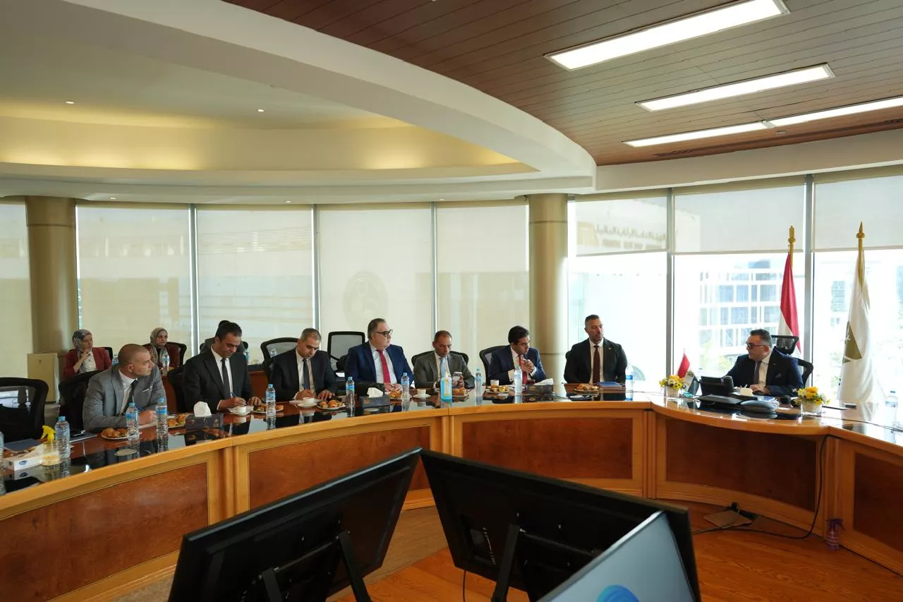 رئيس البورصة مع مجلس إدارة الجمعية المصرية لإدارة الاستثمار