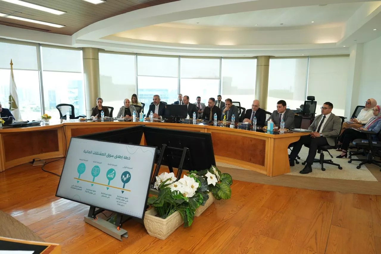 رئيس البورصة مع مجلس إدارة الجمعية المصرية لإدارة الاستثمار