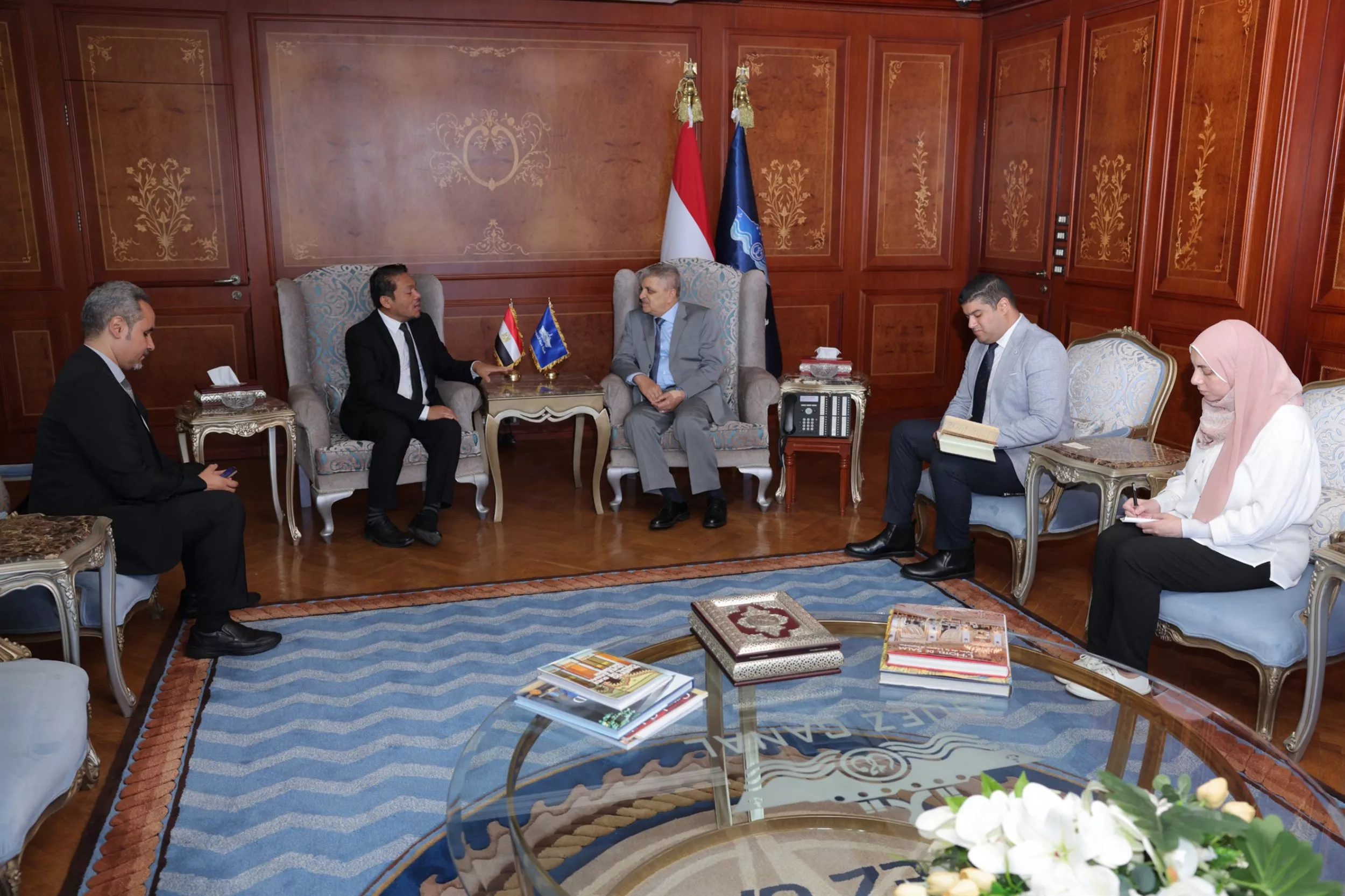 الفريق أسامة ربيع يبحث سبل التعاون مع السفير الماليزي
